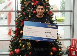 Luis Suarez tặng 10.000 bảng cho tổ chức từ thiện