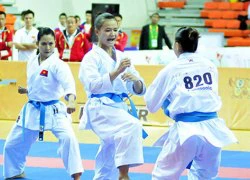 Màn xử ép lộ liễu với 3 cô gái karate Việt Nam