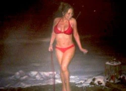 Mariah Carey mặc bikini giữa trời mưa tuyết