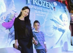 Mẹ con Kim Hiền mê mẩn phim Frozen