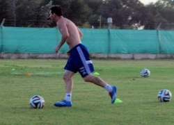 Messi cởi trần, mướt mát mồ hôi trên sân tập