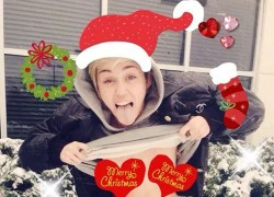 Miley Cyrus thả rông ngực đón Giáng sinh