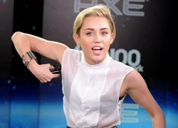 Miley Cyrus thản nhiên lăn nách trên truyền hình