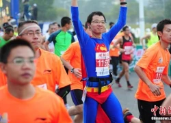 Ngắm trang phục khó đỡ trong cuộc thi marathon