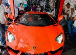 Người Sài Gòn hào hứng chụp ảnh cùng Lamborghini Aventador