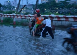 Người Sài Gòn lại bì bõm vì triều cường