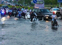 Người Sài Gòn vất vả lội nước trước đỉnh triều cường mới