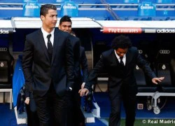 Ronaldo cùng đồng đội lịch lãm chụp ảnh cùng trang phục Versace