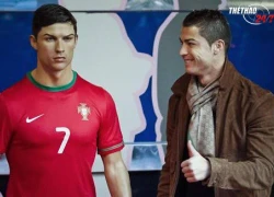 Ronaldo ngỡ ngàng trước tượng sáp của chính mình