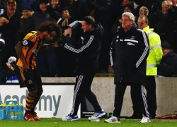 Sao Hull City cắt tóc mừng bàn thắng