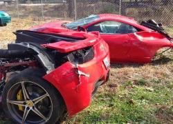 Siêu xe Ferrari 458 đứt làm đôi do tai nạn