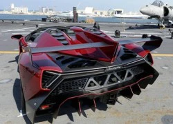 Siêu xe Veneno Roadster ra mắt khách VIP trên tàu sân bay