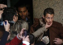 Sốc với cảnh Ronaldo bị fan cuồng giật áo, bóp mồm