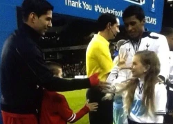 Suarez bị bé gái trêu đùa