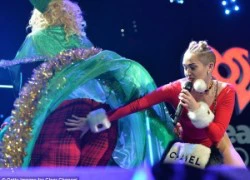 Tha ông già Noel, Miley Cyrus "giở trò" với tuần lộc, cây thông