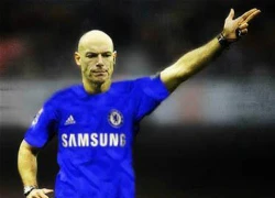 Trọng tài Howard Webb bị &#8216;ném đá&#8217; tơi bời