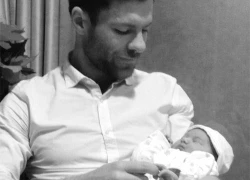 Xabi Alonso khoe con gái mới sinh