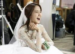 Yoona sung sướng cười tít mắt khi làm cô dâu trẻ