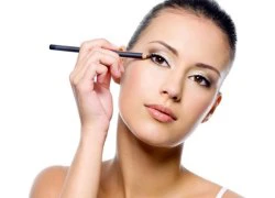 3 bước dễ dàng để make-up môi màu tối