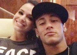 Bạn gái Neymar phủ nhận tin chia tay