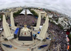 Bangkok tê liệt, bà Yingluck nhóm họp Chính phủ ngay sát nơi biểu tình