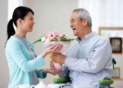 Bố chồng làm bánh mừng sinh nhật con dâu