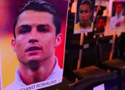 C. Ronaldo và Messi bị xếp ngồi cạnh nhau