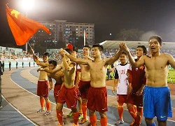 Cầu thủ U19 Việt Nam cởi áo tặng khán giả