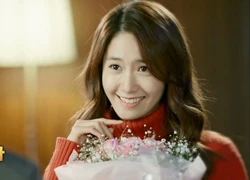 Da Jung (Yoona) cười tít mắt vì được chồng tặng hoa