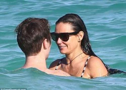 Demi Moore và bồ mới nhìn như hai mẹ con