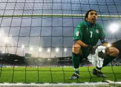 Gianluigi Buffon ngoại tình