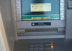 Giới ngân hàng &#8220;xanh mặt&#8221; vì trò dùng USB trộm tiền ở cây ATM