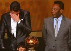 Hé lộ lí do khiến Cris Ronaldo bật khóc trong lễ trao giải