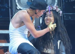 Justin Bieber và những khoảnh khắc tán tỉnh fan nữ