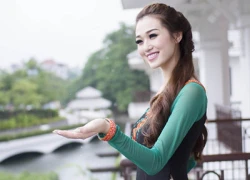 Khánh My cười tỏa nắng giữa mưa xuân