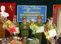 Khen thưởng đơn vị khám phá nhanh vụ án giết người tại nhà nghỉ Thành Công