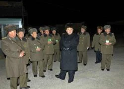 Kim Jong-un xem lính nhảy dù diễn tập vào đêm