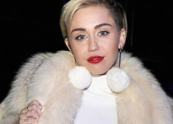 Miley Cyrus 'chết' kiểu đồ diễn khoét cao như áo tắm