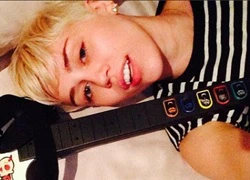 Miley Cyrus ở nhà chơi game thay vì đi dự giải Grammy