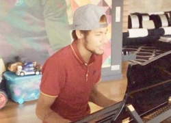 Neymar khoe tài chơi piano