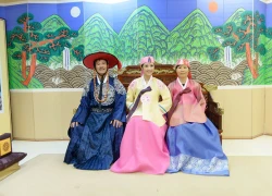 Ngọc Hân và bố mẹ mặc hanbok Hàn Quốc