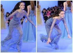 Người mẫu 'vồ ếch' trên sàn catwalk Paris