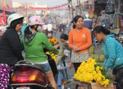 Người Sài Gòn tất bật đi chợ tết đưa ông Táo