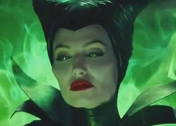 Phù thủy Maleficent (Angelina Jolie) buông lời nguyền đáng sợ