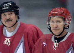 Putin đấu hockey với nguyên thủ Belarus