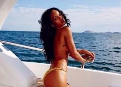 Rihanna khoe ảnh bán nude trên du thuyền