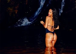 Rihanna khoe trọn vòng ba sexy