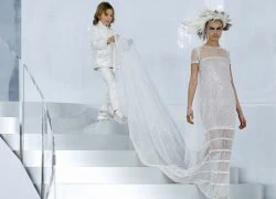 Sàn catwalk hoành tráng của Chanel Couture show