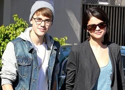 Selena Gomez khóc sưng mắt, Justin Bieber sa đọa sau chia tay