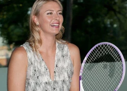 Sharapova diện váy dài, đi giày cao gót chơi tennis